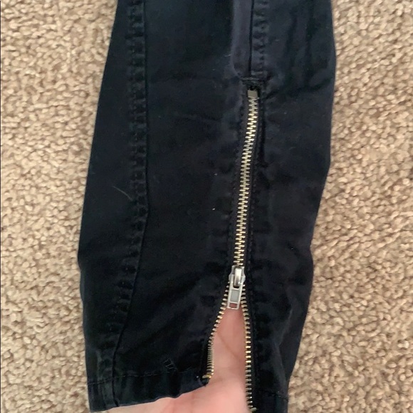 Old navy cargo pants - Picture 2 of 3